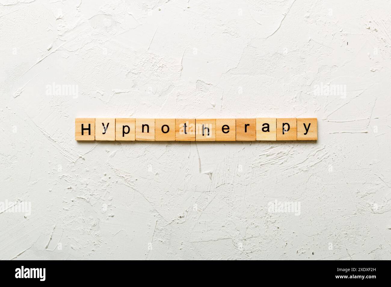 Parola di ipnotherapy scritta su blocco di legno. Testo di Hypnotherapy su tabella di cemento per il vostro desing, concetto. Foto Stock