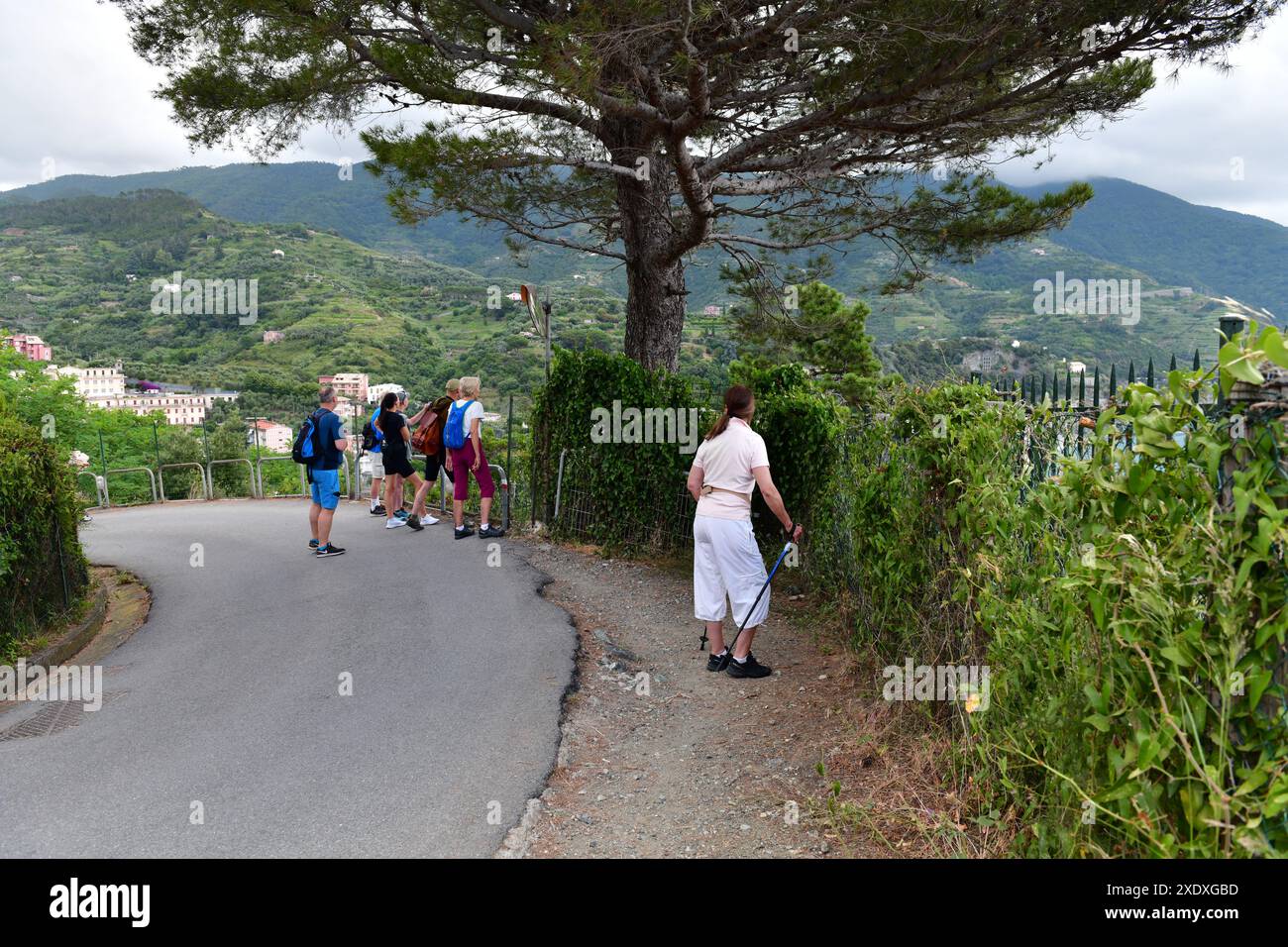 Turisti che ammirano la vista sopra Monterosso, Italia. Foto Stock