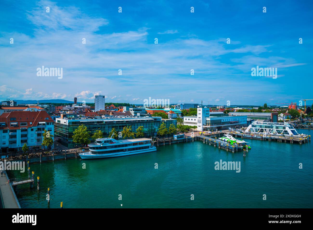 Friedrichshafen, Germania, 19 giugno 2023, vista panoramica aerea dalla torre turistica porto di bodensee con attracco dei traghetti per il trasporto delle persone Foto Stock