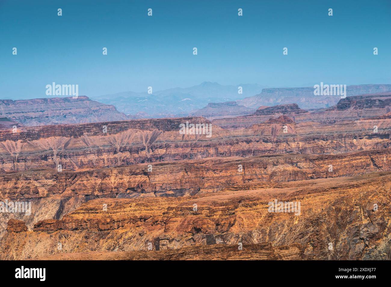 Enorme parete rocciosa del Fish River Canyon durante la stagione secca in Namibia Foto Stock