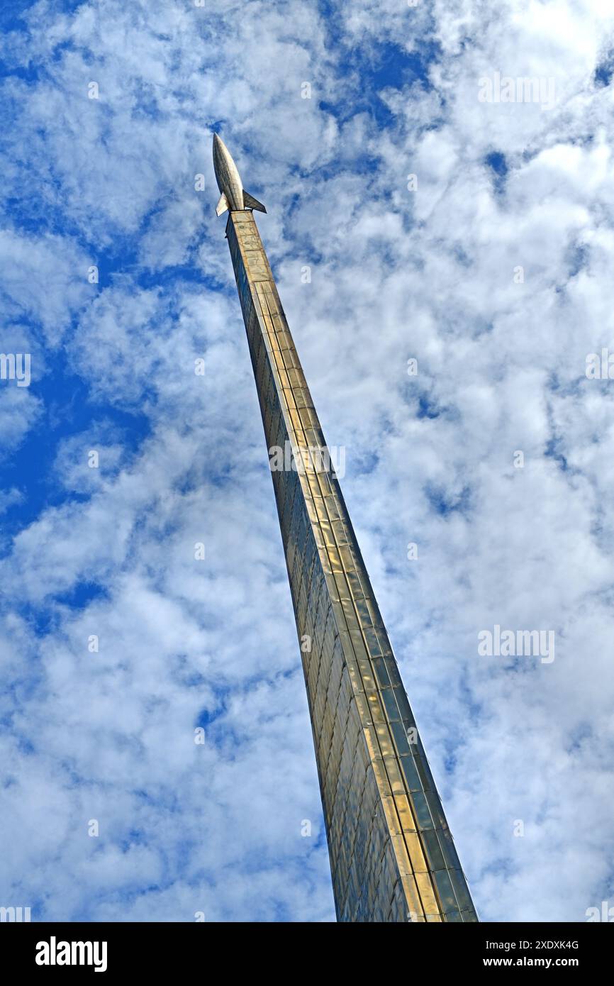 Monumento ai conquistatori dello spazio, gigantesco obelisco eretto a Mosca per celebrare i successi del popolo sovietico nell'esplorazione spaziale Foto Stock