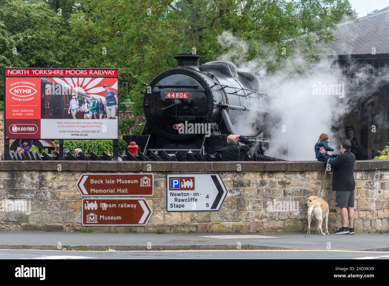 Treno a vapore o locomotiva sulla storica ferrovia North Yorkshire Moors Railway presso la stazione di Pickering, Inghilterra, Regno Unito, con la gente che guarda Foto Stock