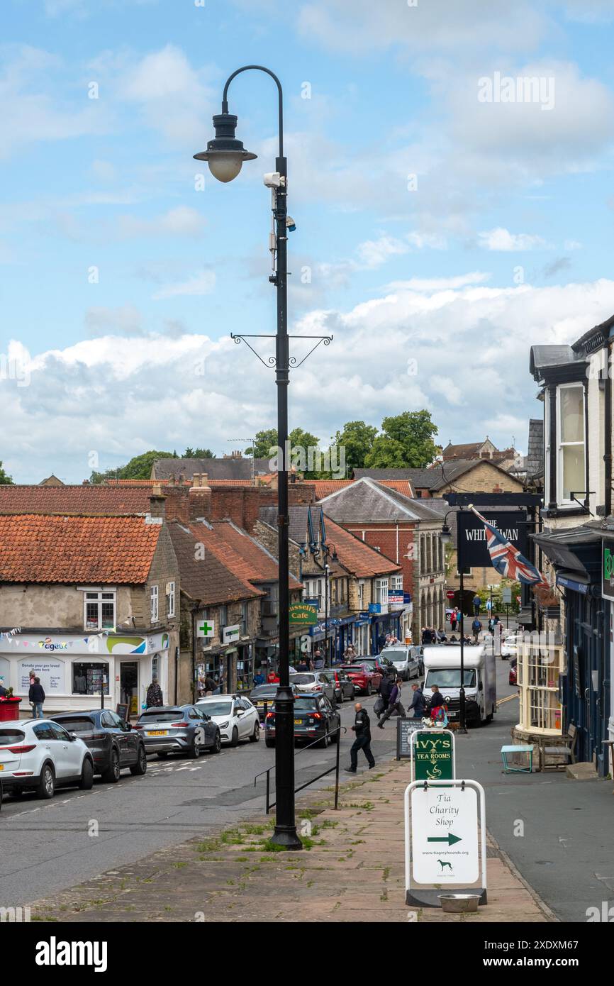 Vista di Pickering High Street nel centro della città, North Yorkshire, Inghilterra, Regno Unito Foto Stock