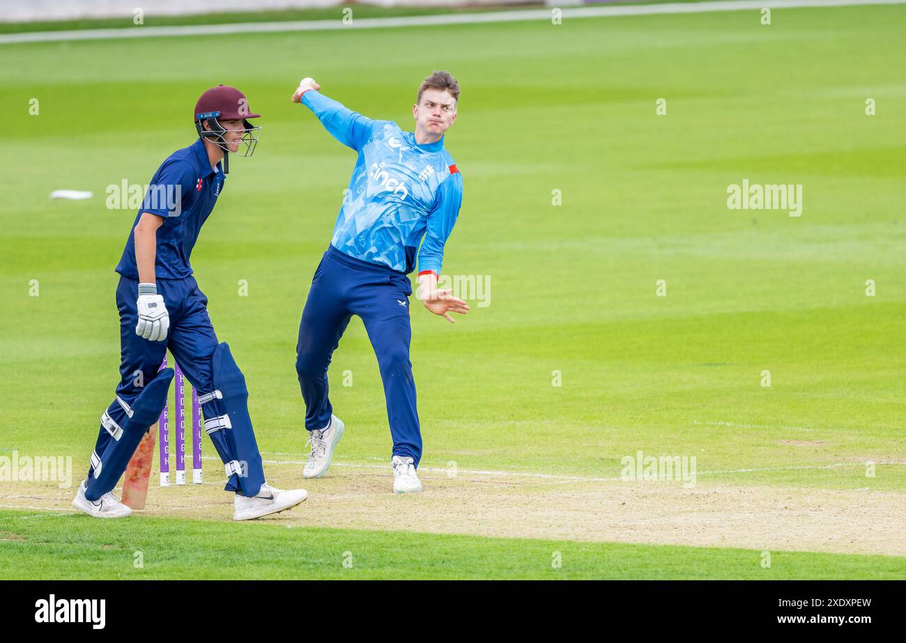 Freddie McCann bowling per l'Inghilterra Under 19 contro una squadra Young Lions Invitational Foto Stock