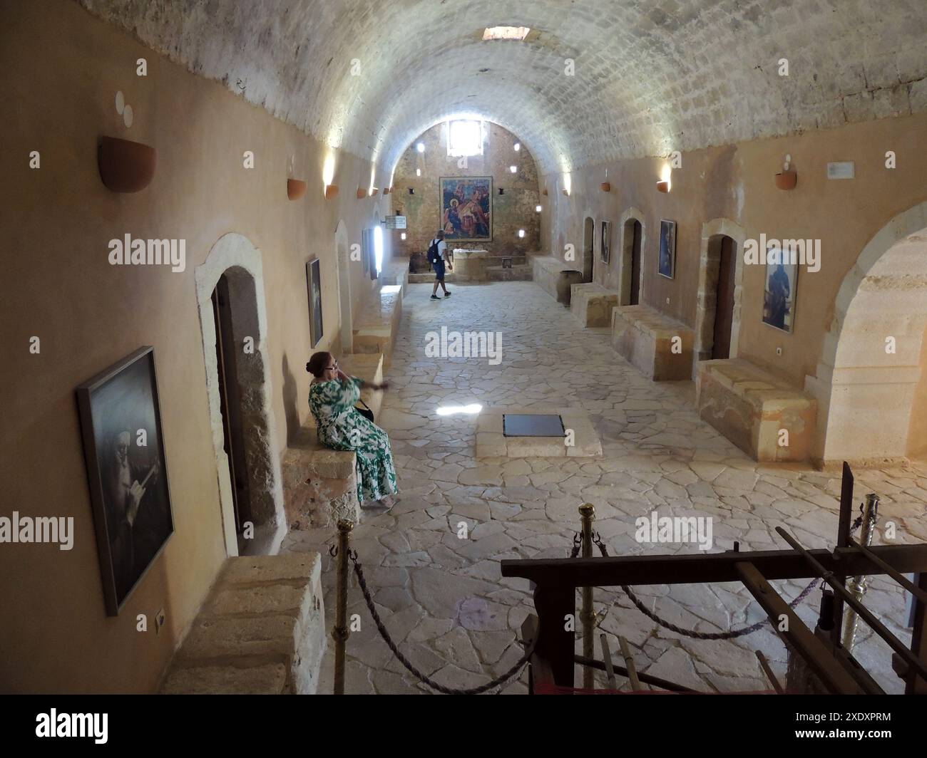 MONASTERO DI ARKADI, CRETA, GRECIA. Le cantine del monastero di Arkadi. La tragedia di Arkadi del 1866, vide una rivoluzione della gente del posto contro l'occupazione turca. Un proiettile in un albero bruciato si erge come un memoriale del tempo in cui 36 monaci e persone che riparavano furono massacrati nel refettorio dell'abbazia.- ΜΟΝΑΣΤΉΡΙ ΑΡΚΆΔΙ, ΚΡΉΤΗ, ΕΛΛΆΔΑ . Τα κελάρια στη Μονή Αρκαδίου. η τραγωδία του Αρκαδίου το 1866, είδε μια επανάσταση των ντόπιων κατά της τουρκικής κατοχής . Foto Stock