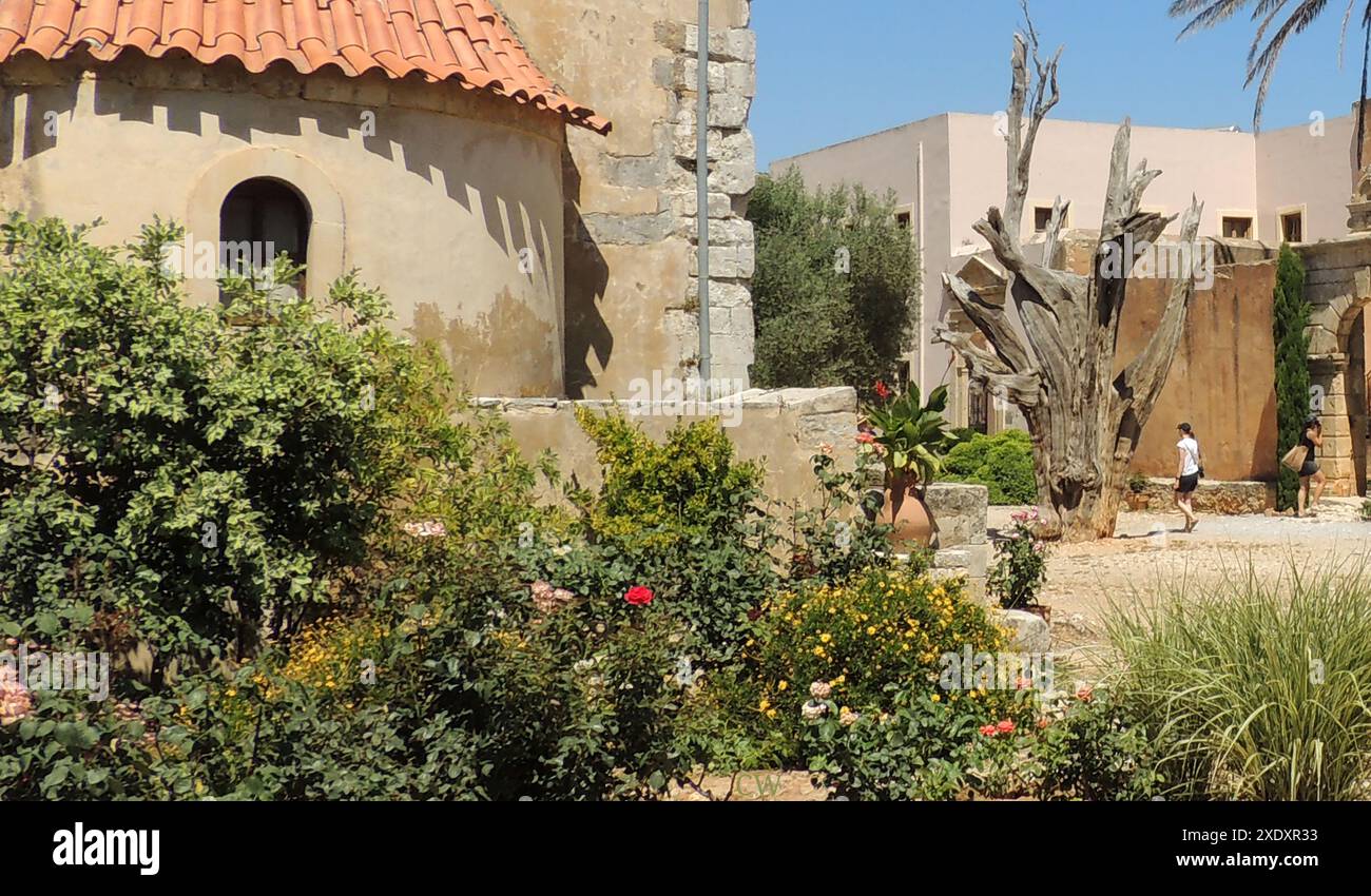 MONASTERO DI ARKADI, CRETA, GRECIA. Una rivoluzione della gente del posto contro l'occupazione turca ebbe luogo nel 1866. Un proiettile in un albero bruciato (stretto) si erge come un memoriale del tempo in cui 36 monaci e individui che riparavano furono massacrati nel refettorio dell'abbazia.- ΜΟΝΑΣΤΉΡΙ ΑΡΚΆΔΙ, ΚΡΉΤΗ, ΕΛΛΆΔΑ . Το 1866 πραγματοποιήθηκε επανάσταση των ντόπιων κατά της τουρκικής κατοχής. Μια σφαίρα σε ένα καμένο δέντρο (σφιχτά)  στέκεται ως ανάμνηση της εποχής, όταν 36 μοναχοί και άτομα που φιλοξενούνταν σφαγιάστηκαν στην τράπεζα της μονής. Foto Stock