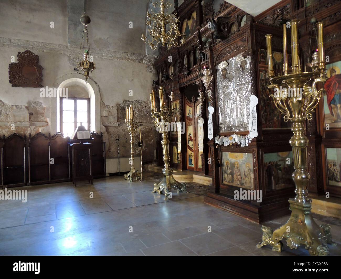 MONASTERO DI ARKADI, CRETA, GRECIA. Fa parte del katholikon. Durante la tragedia di Arkadi del 1866, quando ebbe luogo una rivoluzione della gente del posto contro l'occupazione turca. Un proiettile in un albero bruciato si erge come un memoriale del tempo in cui 36 monaci e persone che riparavano furono massacrati nel refettorio dell'abbazia.- ΜΟΝΑΣΤΉΡΙ ΑΡΚΆΔΙ, ΚΡΉΤΗ, ΕΛΛΆΔΑ . μέρος του Καθολικού. κατά τη διάρκεια της τραγωδίας του Αρκαδίου το 1866, όταν έγινε επανάσταση των ντόπιων κατά της τουρκικής κατοχής. Μια σφαίρα σε ένα καμένο δέντρο στέκεται ως ανάμνηση της εποχής, όταν 36 μοναχοί και άτομα που φιλοξενούνταν σφαγιάστηκαν στην τ Foto Stock