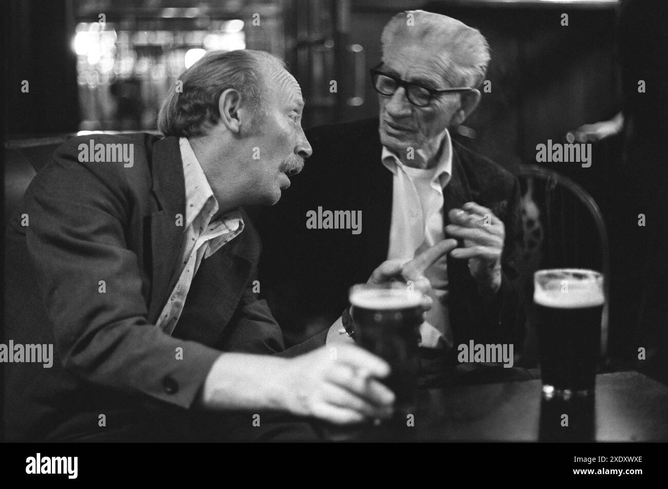 Inghilterra settentrionale, comunità mineraria del carbone anni '1970 Regno Unito. I minatori bevono una pinta di birra e chiacchierano dopo il lavoro al Welfare Club del villaggio. South Kirkby Colliery, Yorkshire, Inghilterra 1979 1970s HOMER SYKES Foto Stock