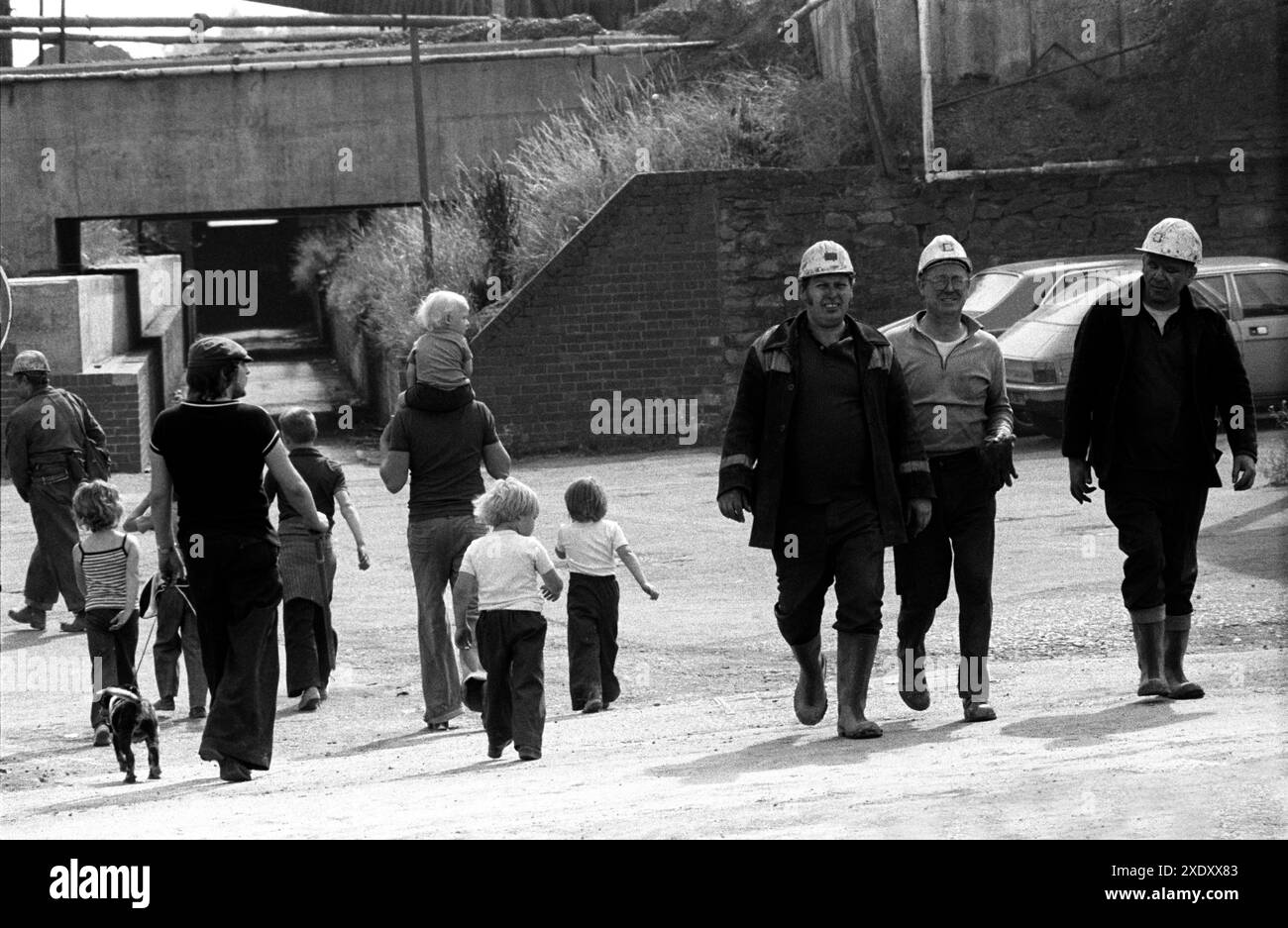 I lavoratori di superficie dei minatori di carbone camminano verso la mensa della fossa o i bagni della testa pirata. Le famiglie stanno camminando verso un rito di passaggio comune attraverso la metropolitana che porta a South Kirkby. South Kirkby Colliery, Yorkshire, Inghilterra 1979 1970s HOMER SYKES Foto Stock