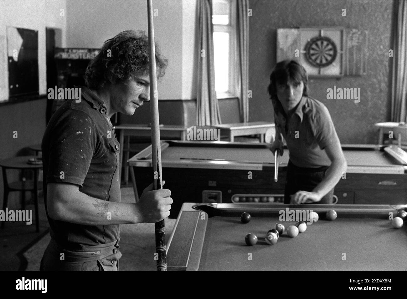 Giovani uomini, minatori di carbone che giocano a biliardo nel Welfare Club del villaggio. South Kirkby Colliery, Yorkshire, Inghilterra 1979 1970s HOMER SYKES Foto Stock