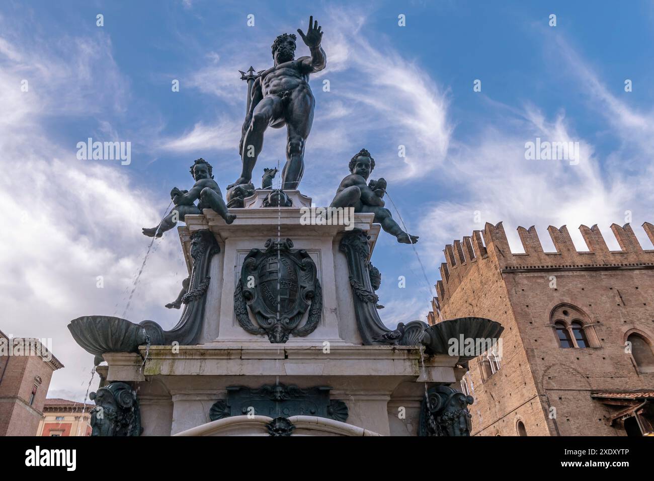 L'antica Fontana di Nettuno contro un bel cielo, Bologna, Italia Foto Stock
