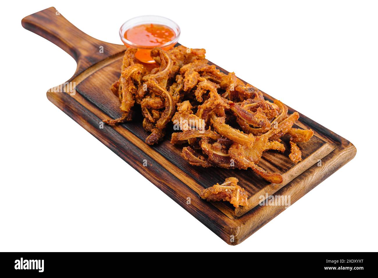 Orecchie di maiale fritte servite su tavola di legno Foto Stock