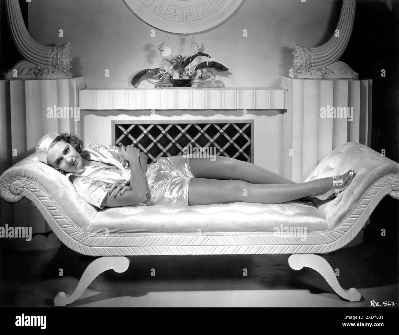RUBY KEELER sdraiato sul divano pubblicitario per il regista RAY ENRIGHT PRONTO, DISPONIBILE E CAPACE 1937 numeri musicali messi in scena da Bobby Connolly costumi Howard Shoup Warner Bros Foto Stock