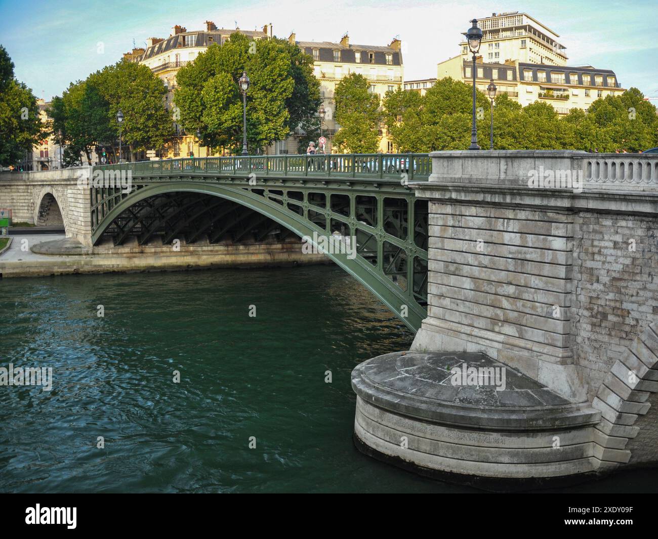 Il Pont de Sully (parte settentrionale), uno dei ponti sulla Senna fluviale a Parigi, costruito come parte delle riforme urbanistiche del barone Haussmann Foto Stock