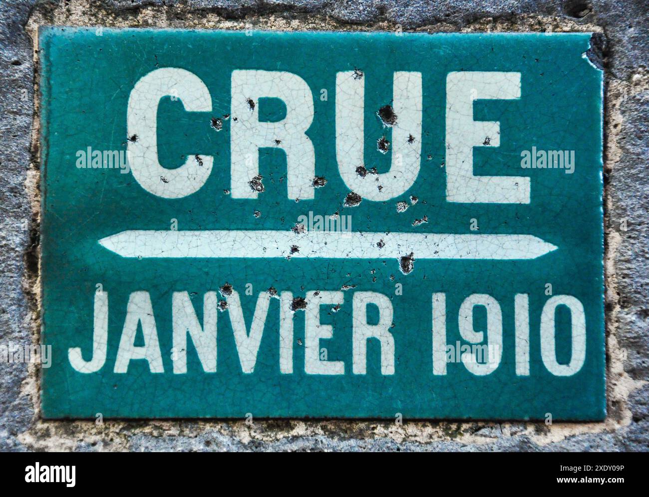 Cartello che annuncia una grande inondazione storica della Senna (1910) a Parigi Foto Stock