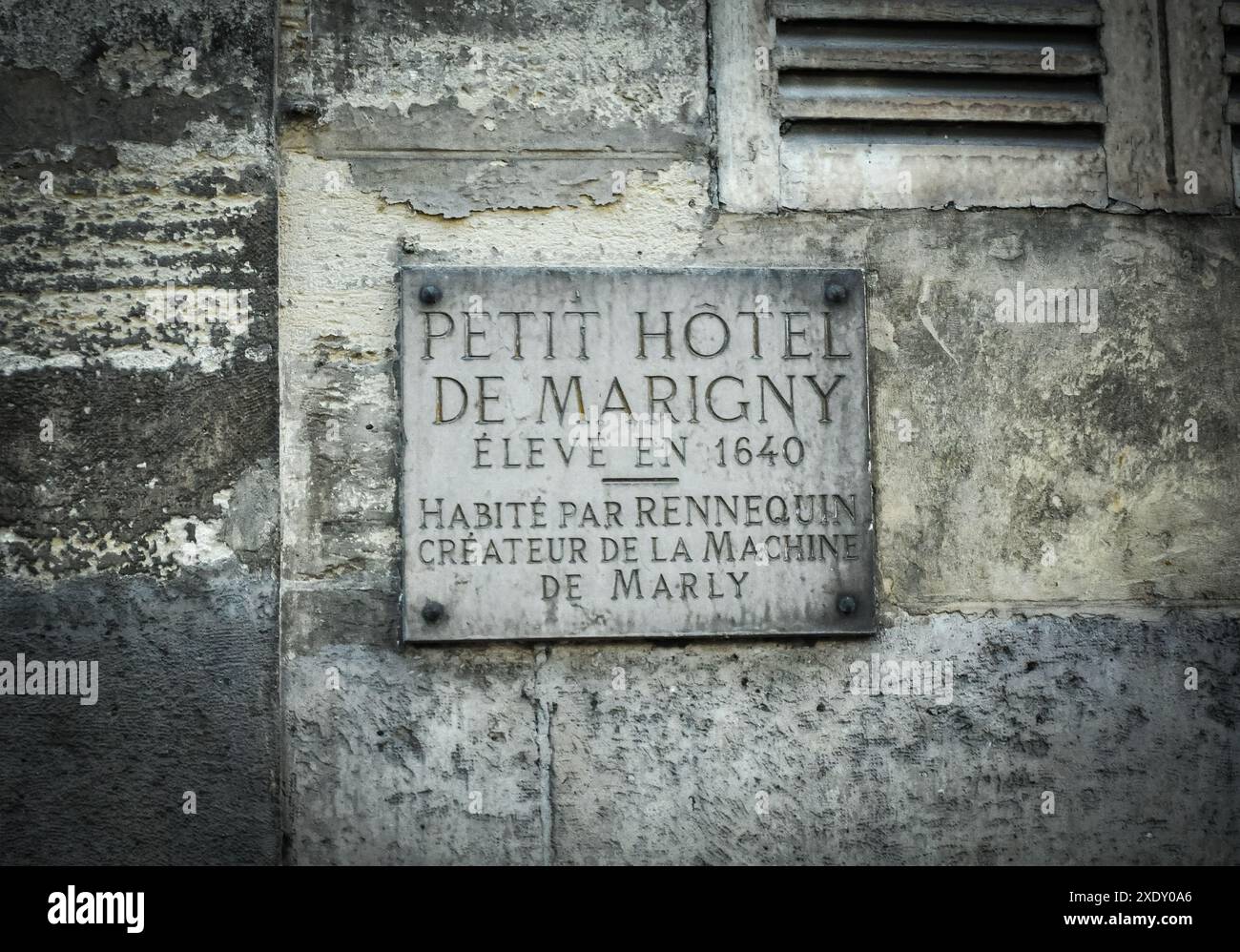 Targa di marmo di le Petit Hotel de Marigny. Rennequin visse lì e fu il creatore della Marly Machine, un sistema idraulico per pompare acqua Foto Stock