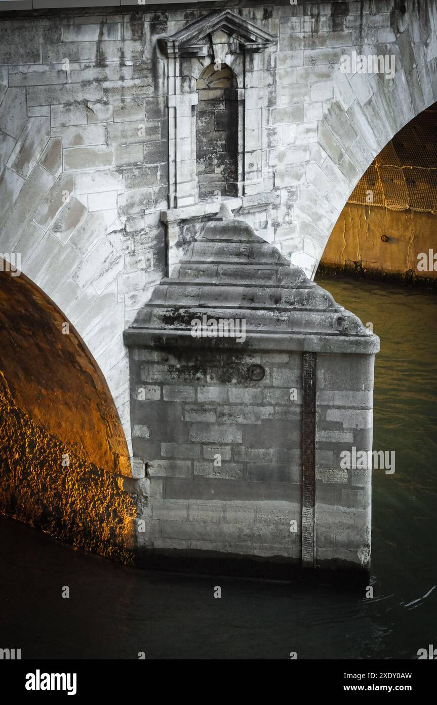 Acqua di taglio con punta diamante nel Pont Marie, sopra la Senna, a Parigi Foto Stock