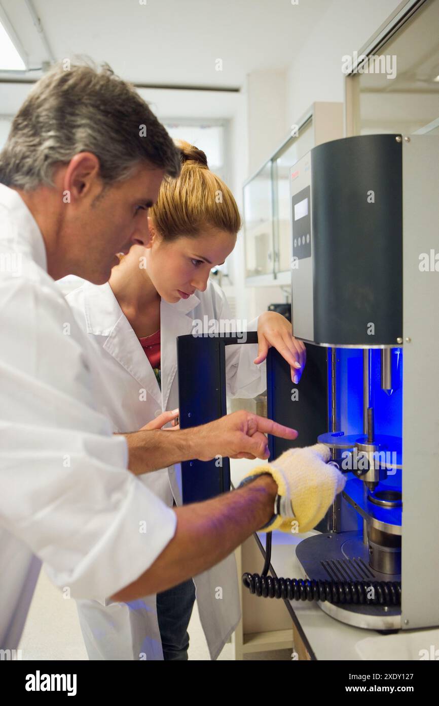 Politecnico, Università dei Paesi Baschi, Donostia. Stampaggio ad iniezione a pistone Haake MINIJET. Studenti, Lab of Chemical Industry and Electro Foto Stock