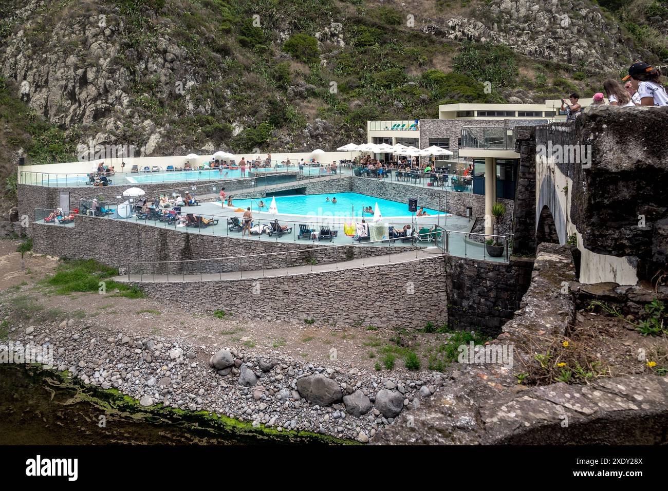 SAO JORGE, PORTOGALLO - 21 AGOSTO 2021: Persone non identificate si rilassano in un moderno complesso termale sulla costa atlantica. Foto Stock