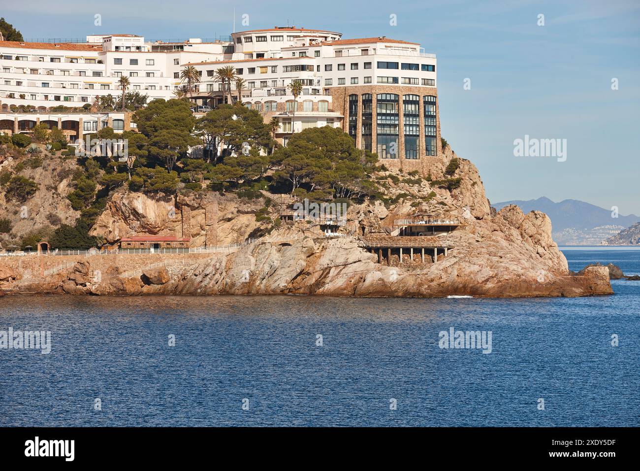 Hotel immerso nella roccia. Cap sa sal. Costa mediterranea. Spagna Foto Stock