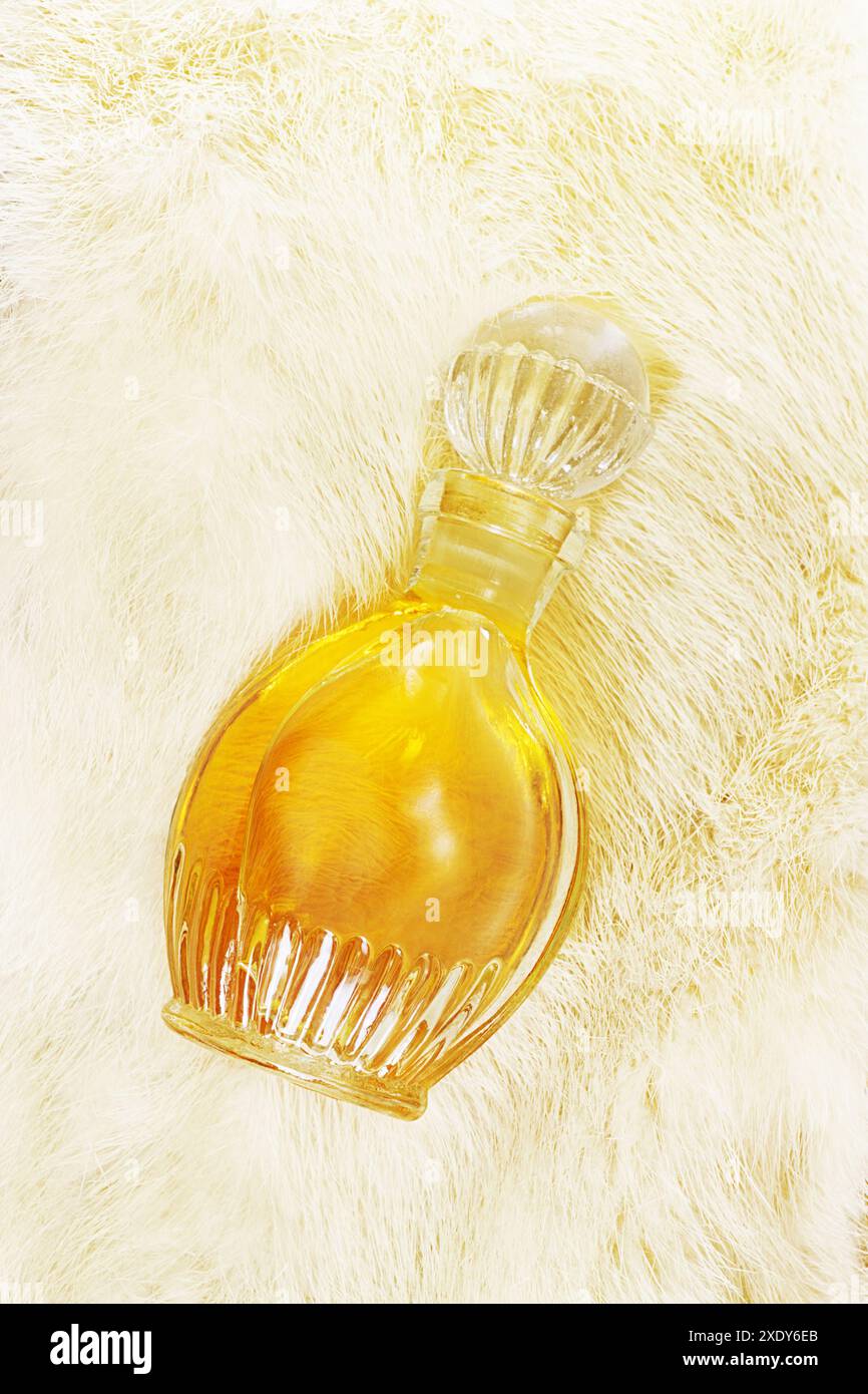 Profumo retrò su pelliccia di visone bianco Foto Stock