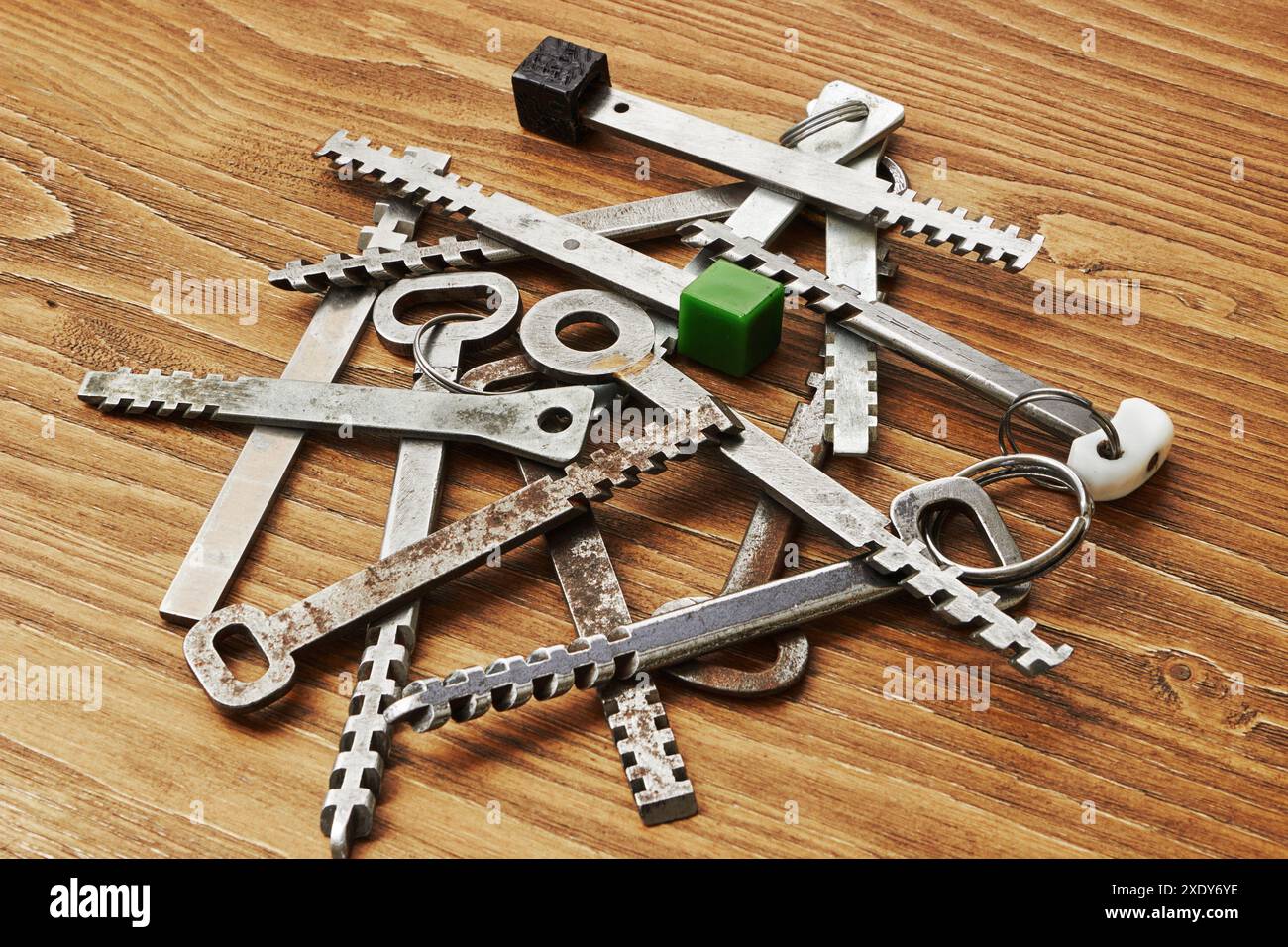 Cumulo dello specchio di poppa (cremagliera e pignone) con le chiavi della portiera Foto Stock