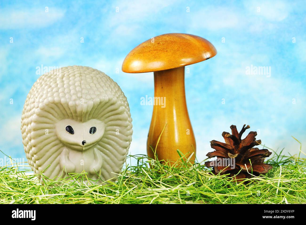 Riccio sovietico d'epoca sotto un fungo di legno Foto Stock