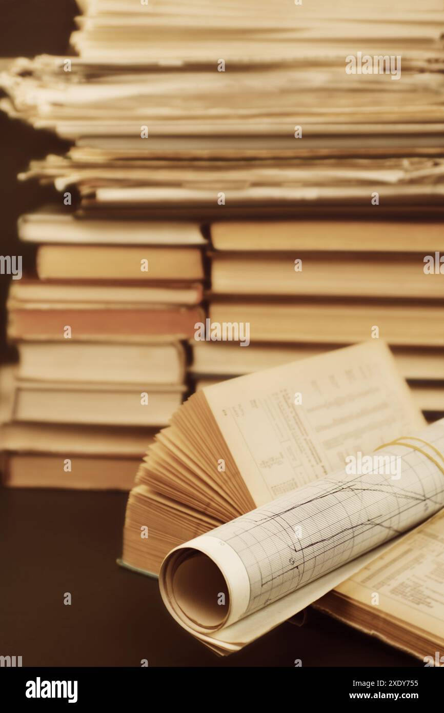 Libro di riferimento aperto e libri scientifici Foto Stock