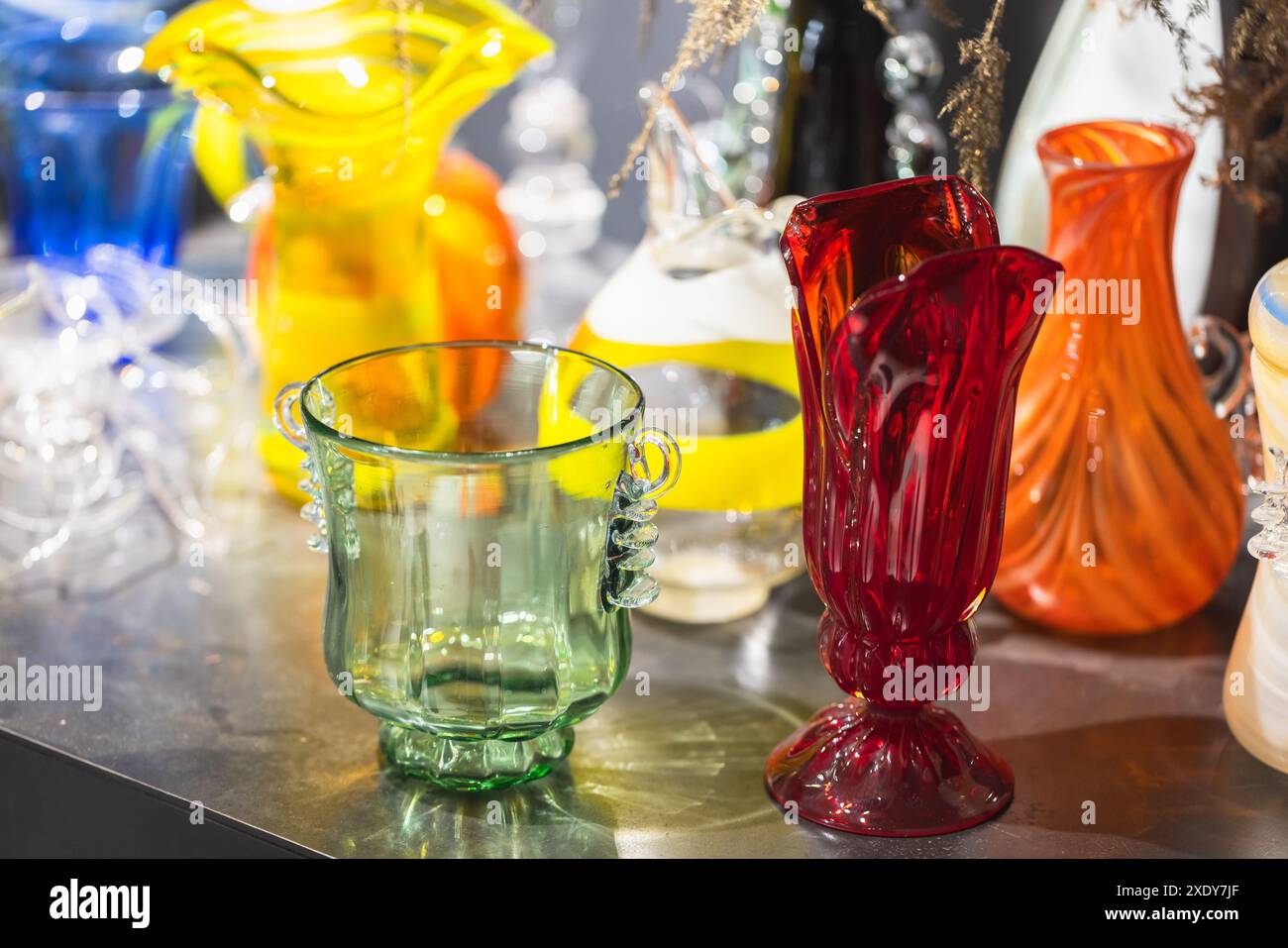 Bicchieri e vasi colorati per l'artigianato, foto da vicino con messa a fuoco selettiva Foto Stock