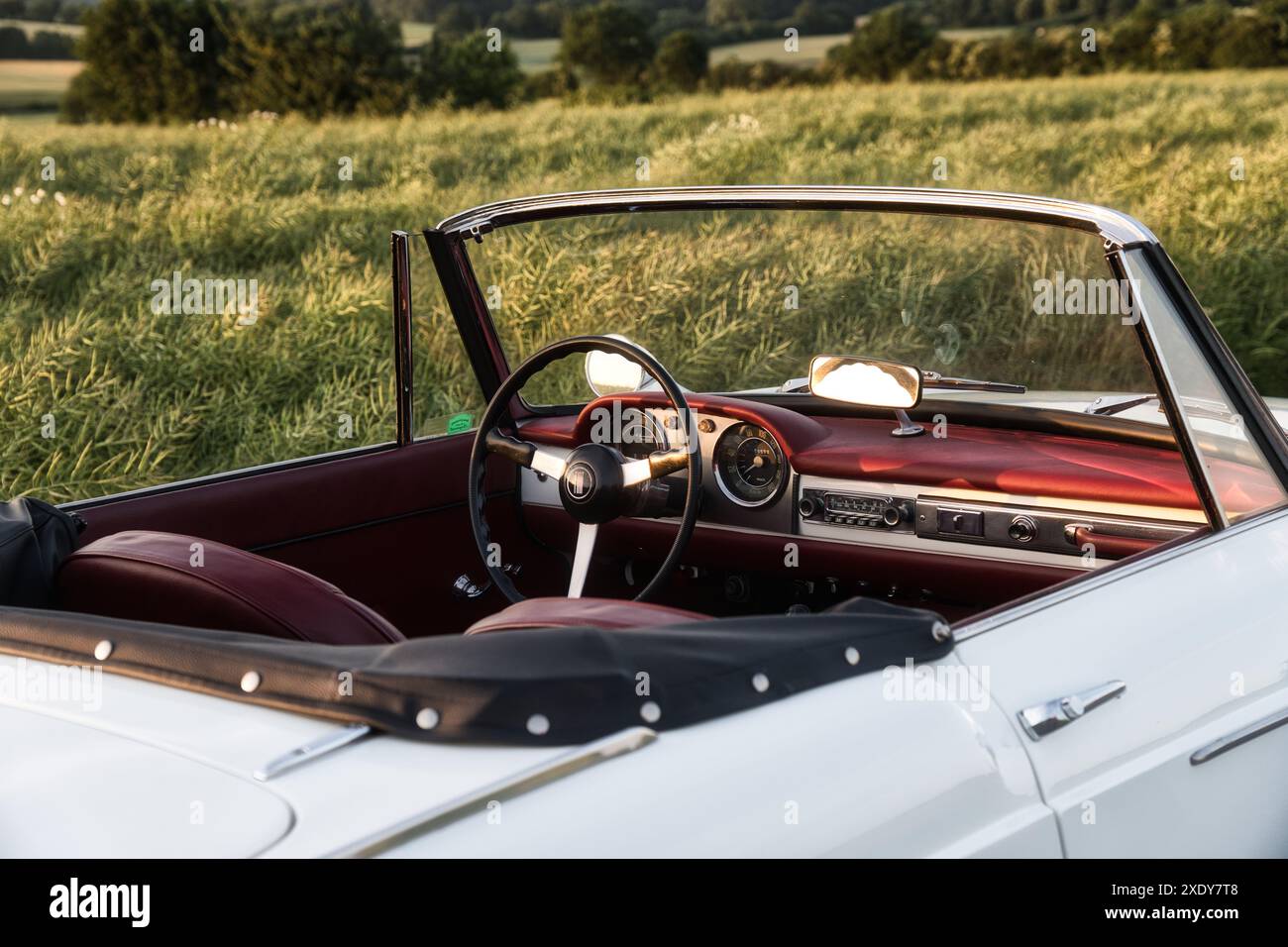 Fiat 1500 auto d'epoca in un bellissimo tramonto vicino a un campo di mais Foto Stock