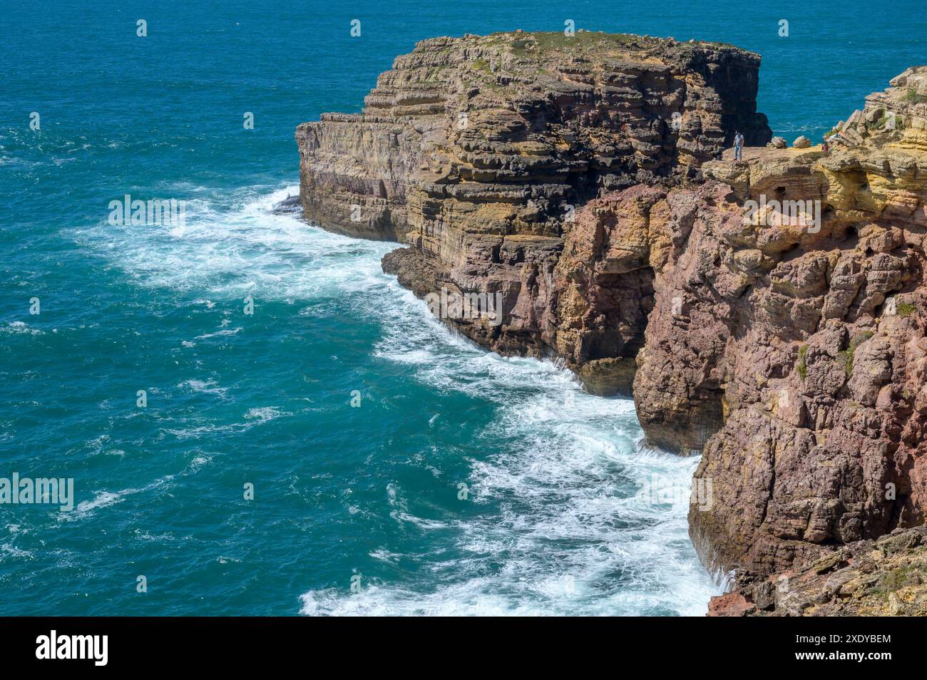 Pesca di Angler dalla scogliera, Parco naturale della Costa Vicentina, Alentejo, Portogallo. Foto Stock