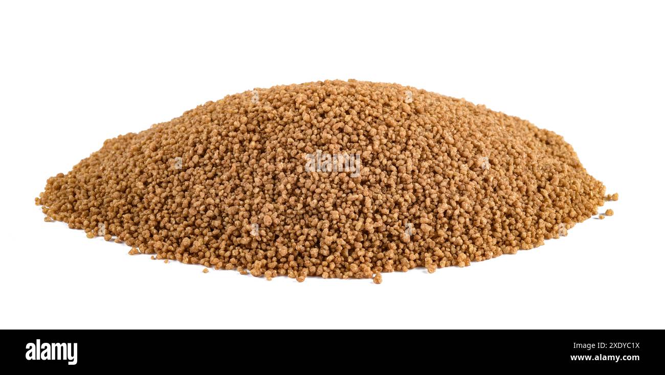 Heap Cous Cous timilia integrale isolato su bianco Foto Stock