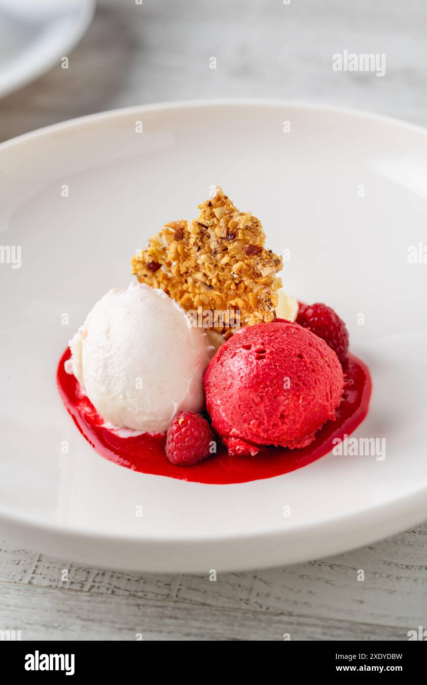 Lampone e gelato in un recipiente bianco in porcellana Foto Stock