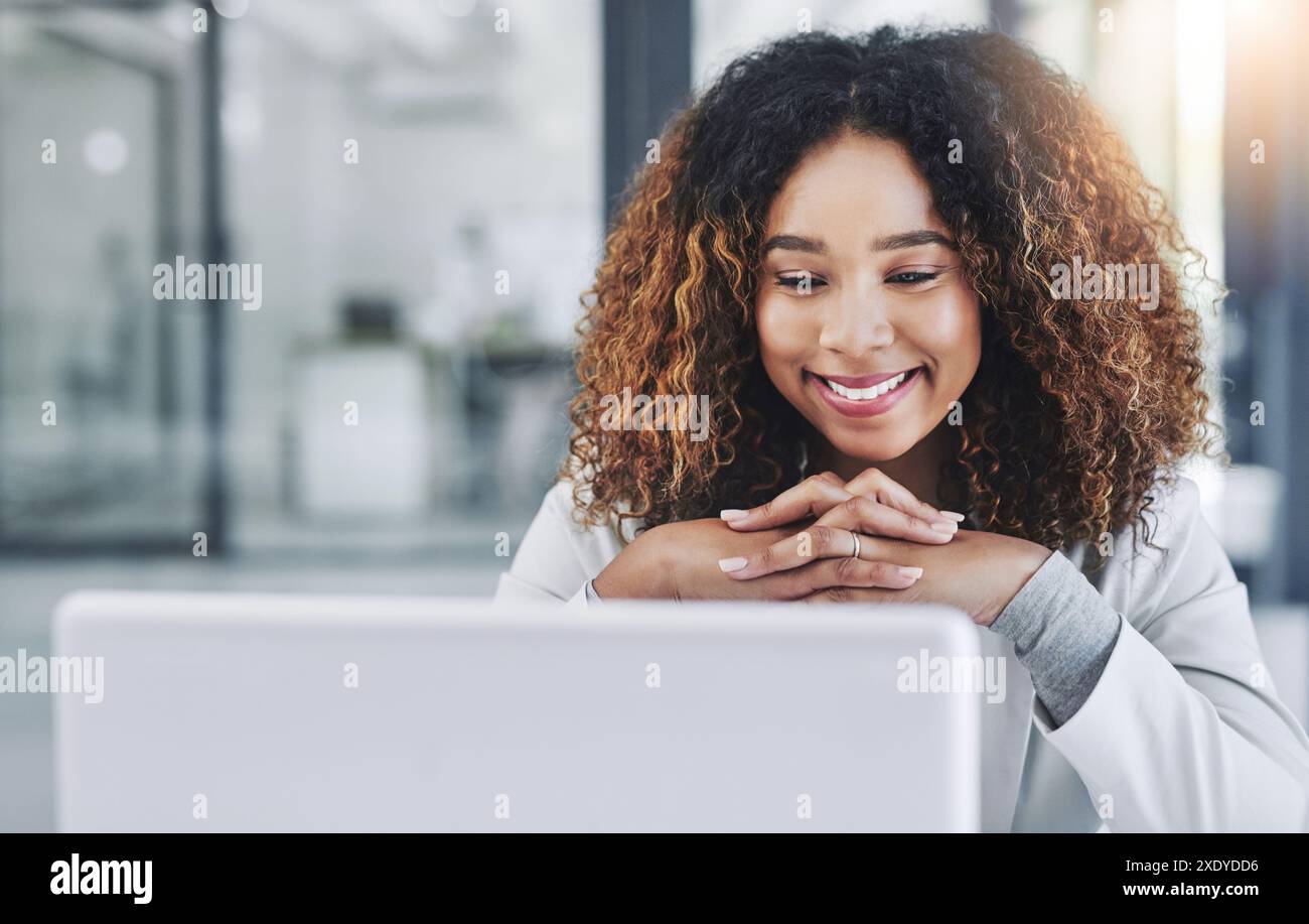 Carriera, donna e notebook con un sorriso in ufficio, pensiero e pianificazione per la visione, azienda come contabile. Persona femminile, tecnologia e felicità per Foto Stock