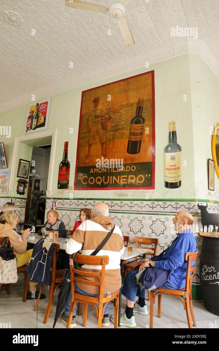 Puerto de Santa Maria Cadice, Andalusia, Spagna- 3 ottobre 2023: Famoso tapas bar andaluso chiamato Bar Vicente a Puerto de Santa Maria Foto Stock