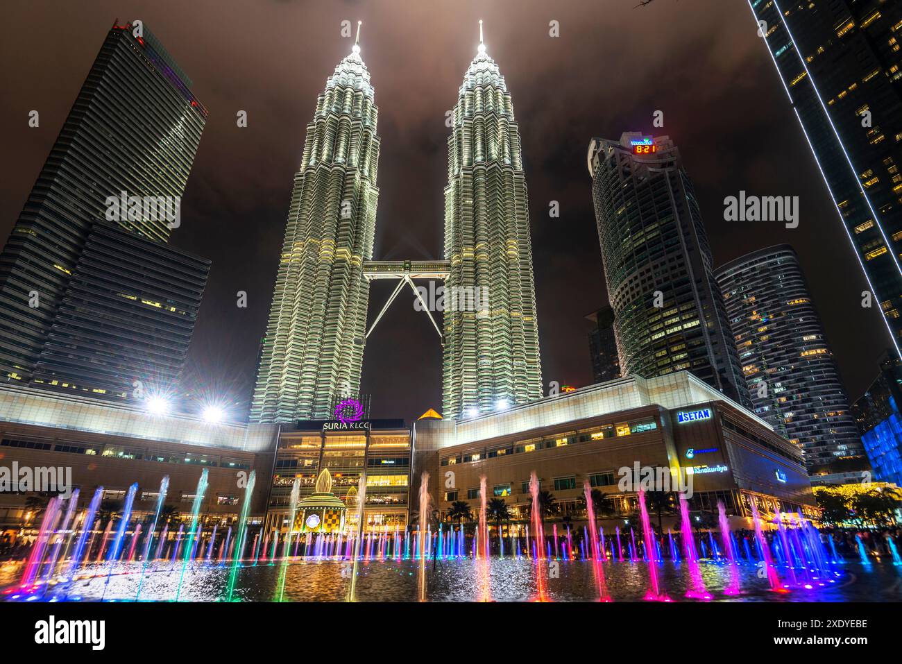 Kuala Lumpur, Malesia - 23 aprile 2024: Nel Parco KLCC, presso la spianata fuori dal Suria KLCC Mall, fontane musicali deliziano gli spettatori, esponendo oltre 150 pr Foto Stock