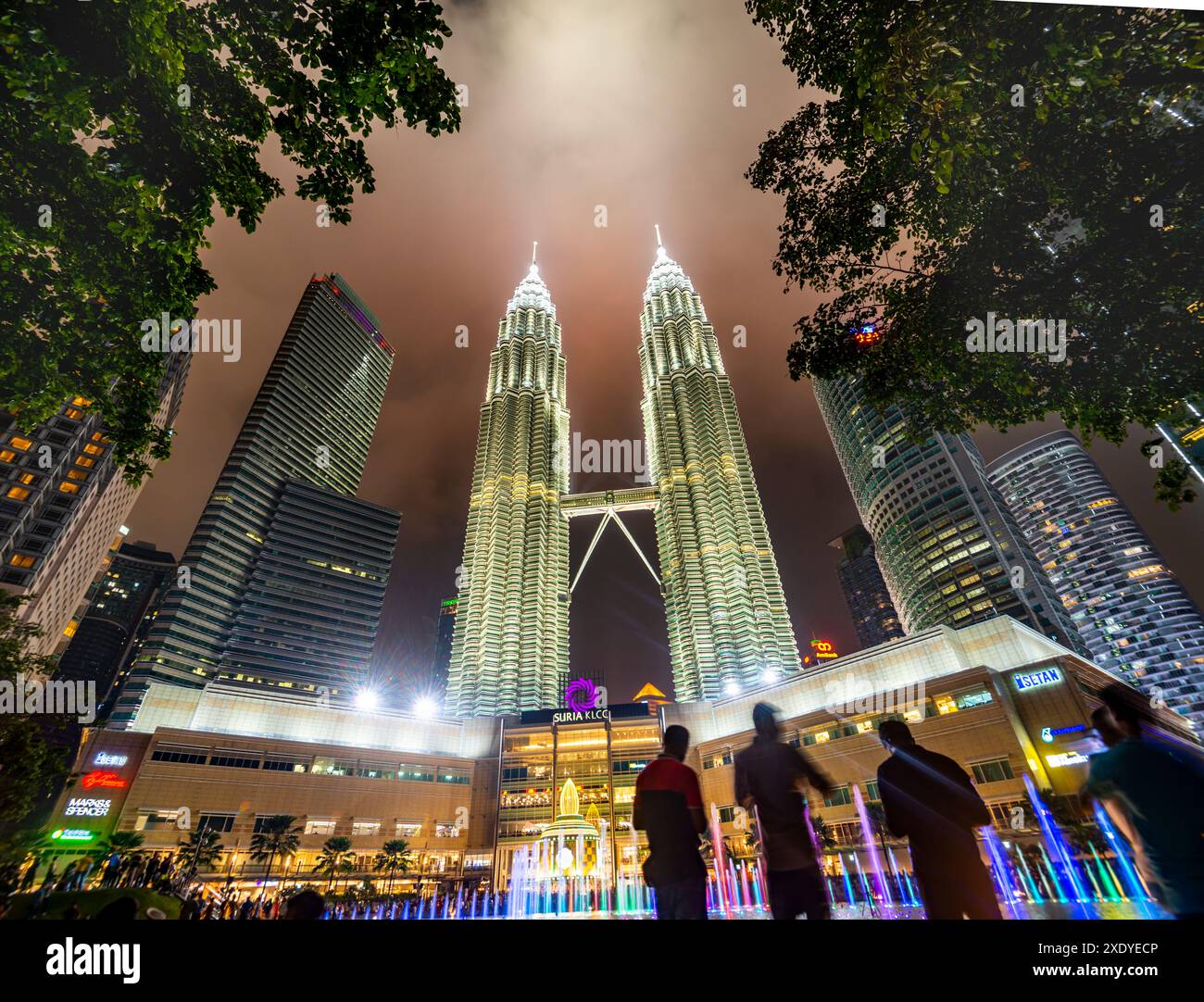 Kuala Lumpur, Malesia - 23 aprile 2024: Nel Parco KLCC, presso la spianata fuori dal Suria KLCC Mall, fontane musicali deliziano gli spettatori, esponendo oltre 150 pr Foto Stock