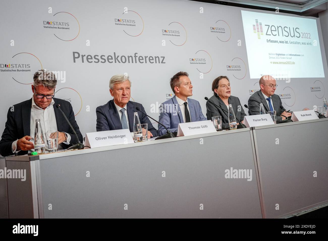 25 giugno 2024, Berlino: Oliver Heidinger (l-r), Presidente dell'Ufficio statale dell'informazione e della tecnologia della Renania settentrionale-Vestfalia, Thomas Gößl, Presidente dell'Ufficio statale bavarese per la statistica, Florian Burg, portavoce dell'Ufficio federale di statistica, Ruth Brand, Presidente dell'Ufficio federale di statistica, e Stefan Dittrich, responsabile tecnico del progetto Census 2022 presso l'Ufficio federale di statistica, tengono una conferenza stampa per lanciare la pubblicazione dei risultati del censimento del 2022 sulla popolazione e le abitazioni per fonte di energia per riscaldamento, spazio abitativo e affitto netto del freddo. Foto: Kay Foto Stock