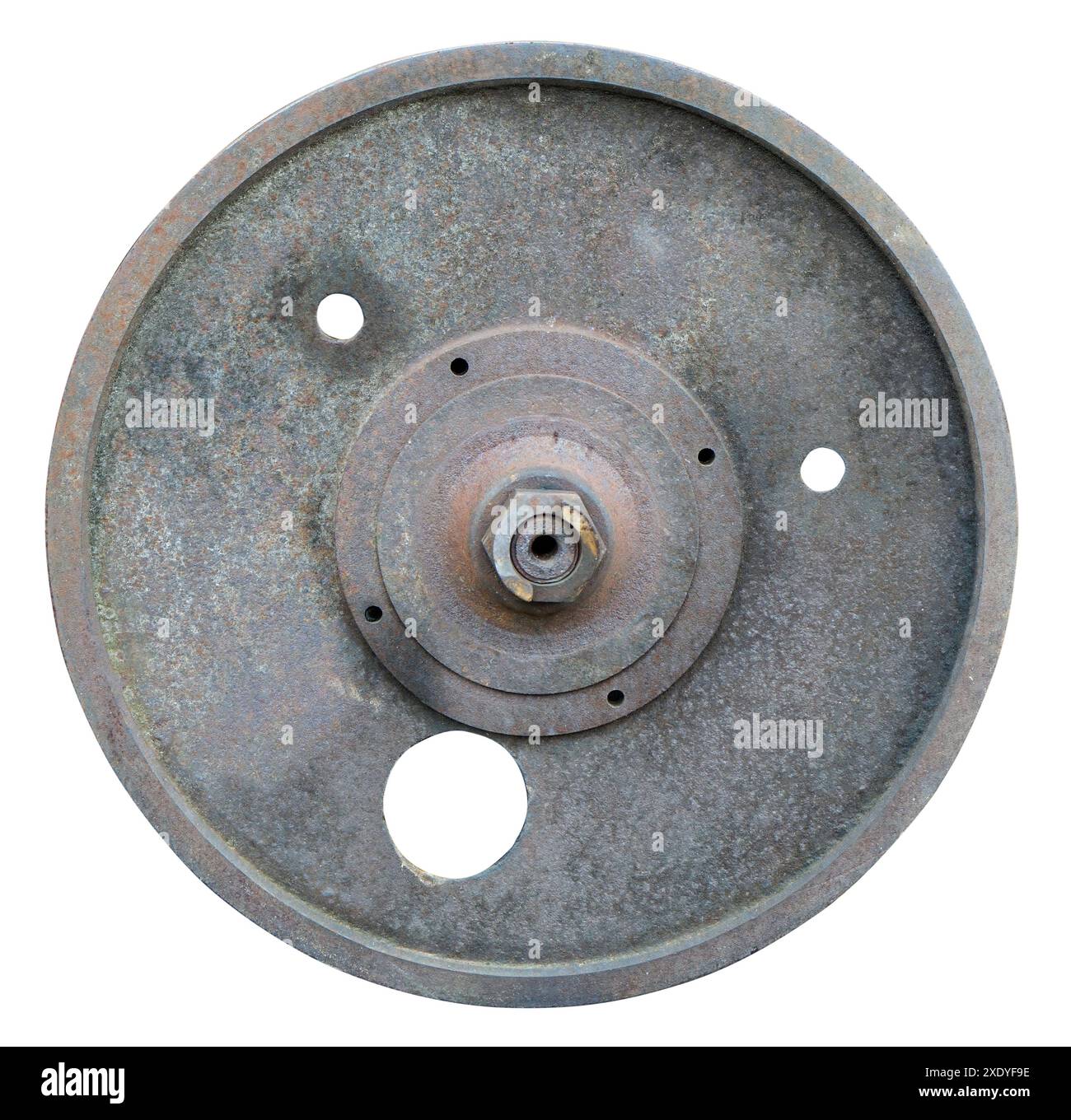 Ruota in ferro arrugginito proveniente da un mulino agricolo rétro e macchinari con macchie di licheni isolate Foto Stock