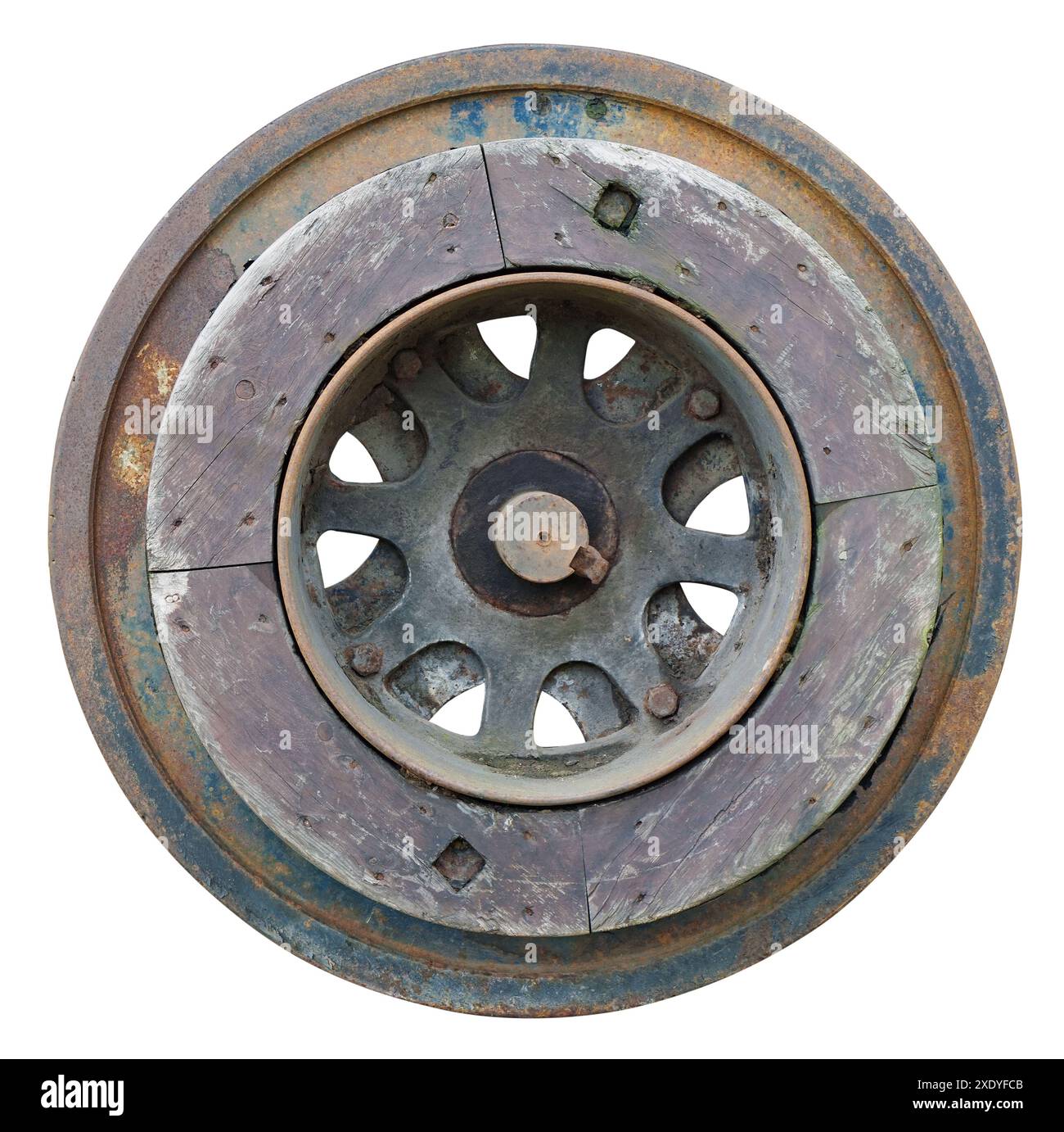 Ruota in legno e ferro solido arrugginito proveniente da un mulino a vento retrò isolato Foto Stock
