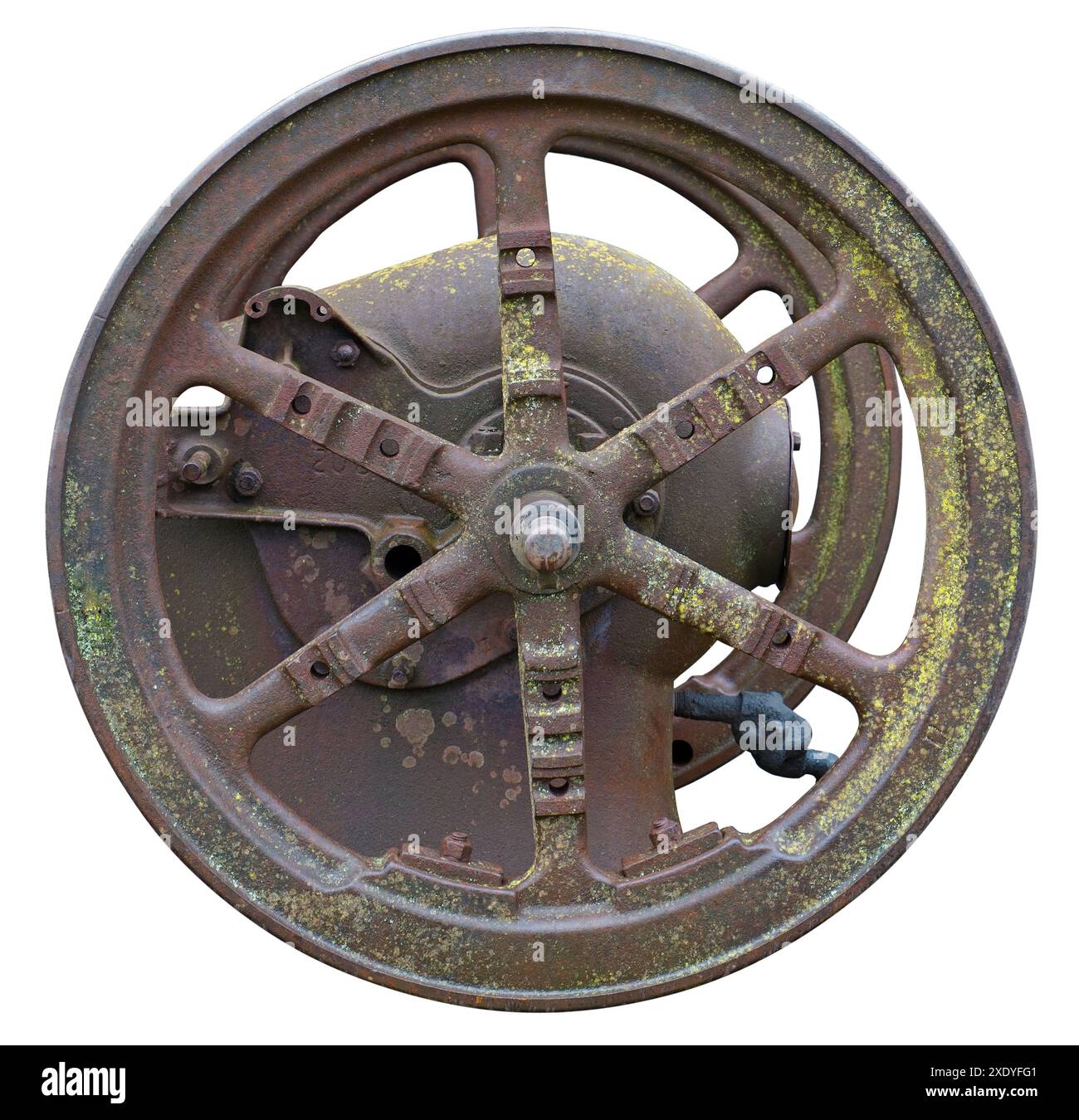 Ruota vintage in metallo arrugginito di un motore agricolo retrò e macchinari con macchie di muschio isolate Foto Stock