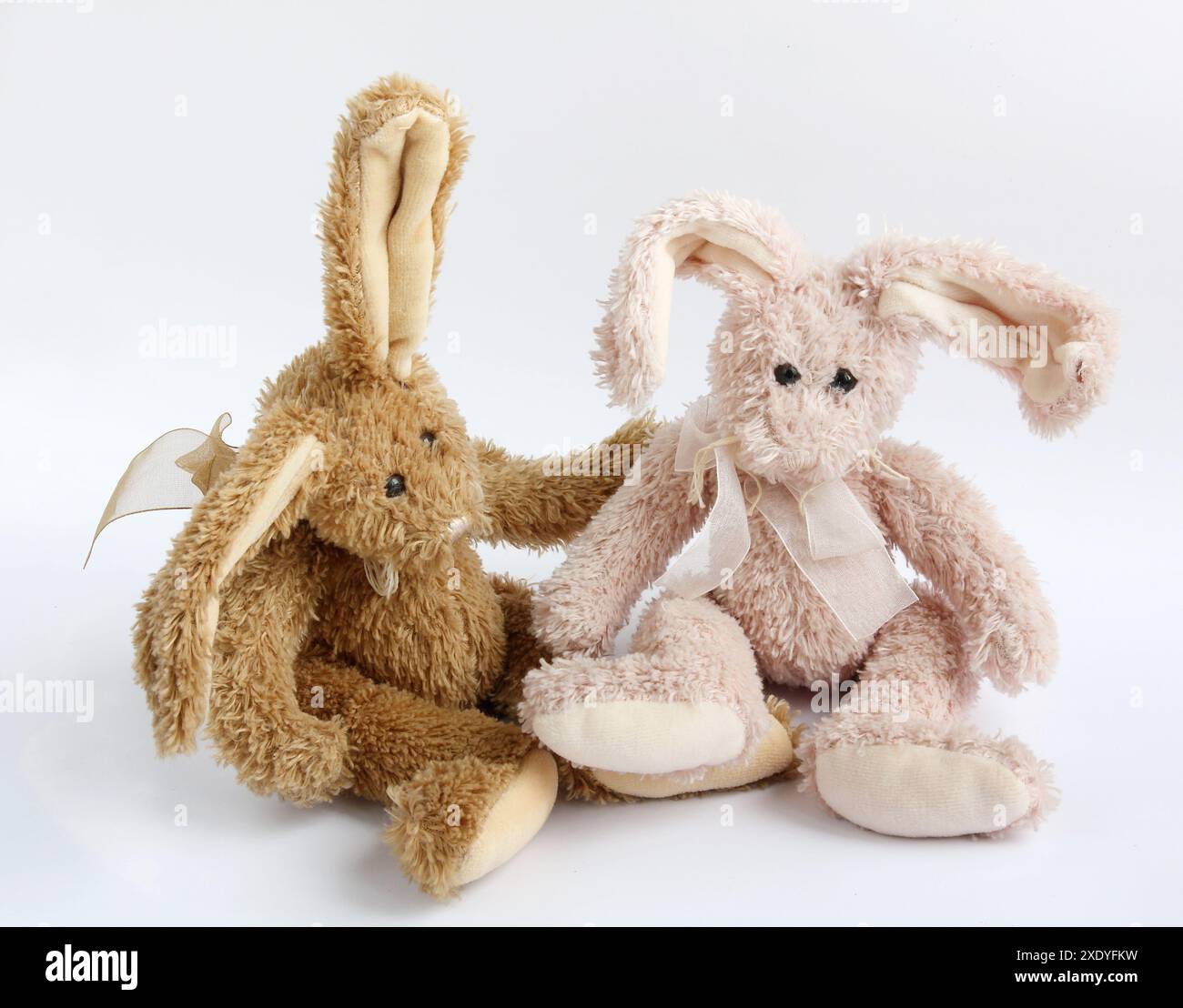 Due coniglietti di Pasqua soffici e tristi fatti da te da vecchi stracci Foto Stock