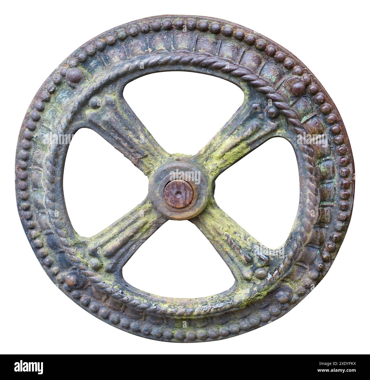 Ruota in metallo arrugginito di una valvola per macchine agricole isolata su bianco Foto Stock