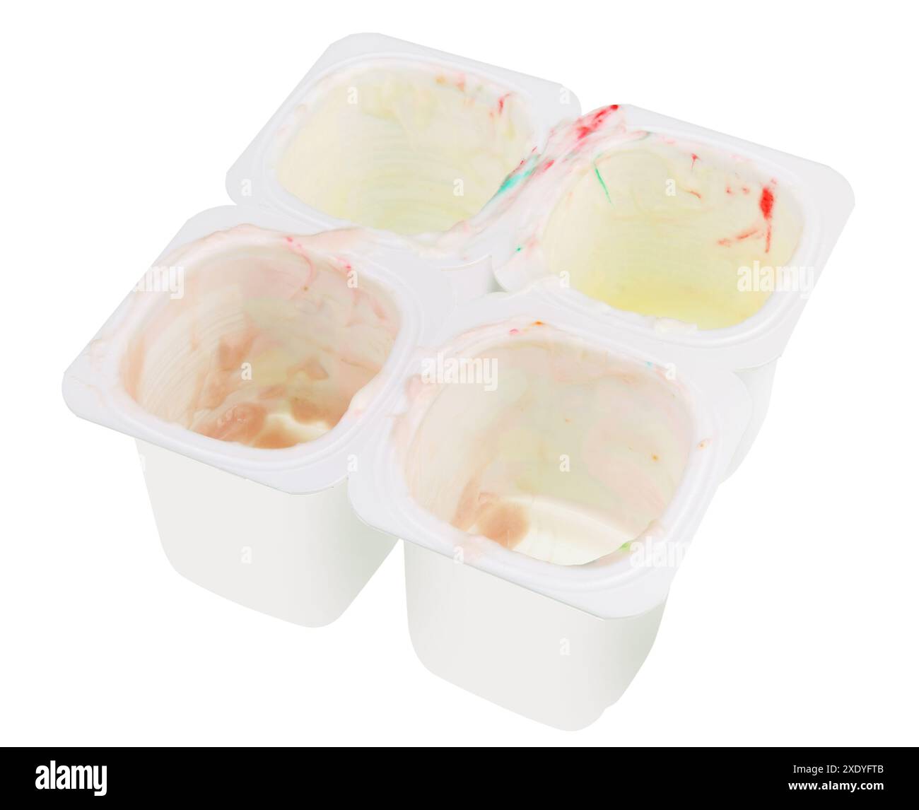 Apri le tazze di plastica vuote bianche per yogurt alla frutta con caramelle dolci macro Foto Stock