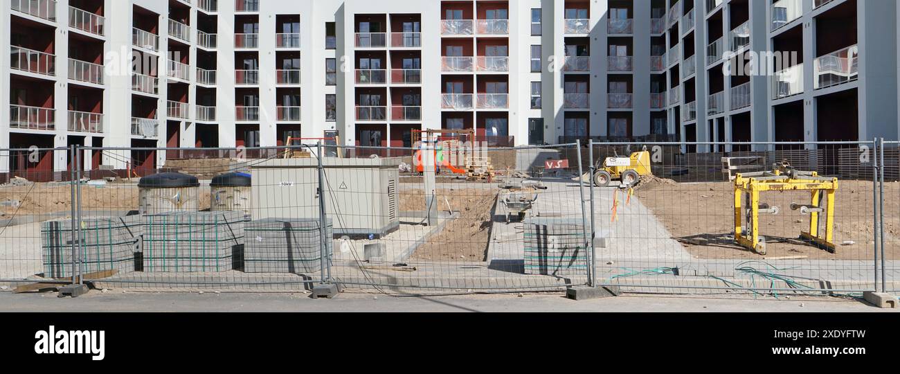 Il cantiere incompiuto di una nuova casa moderna e un parco giochi in via Elbingo Foto Stock