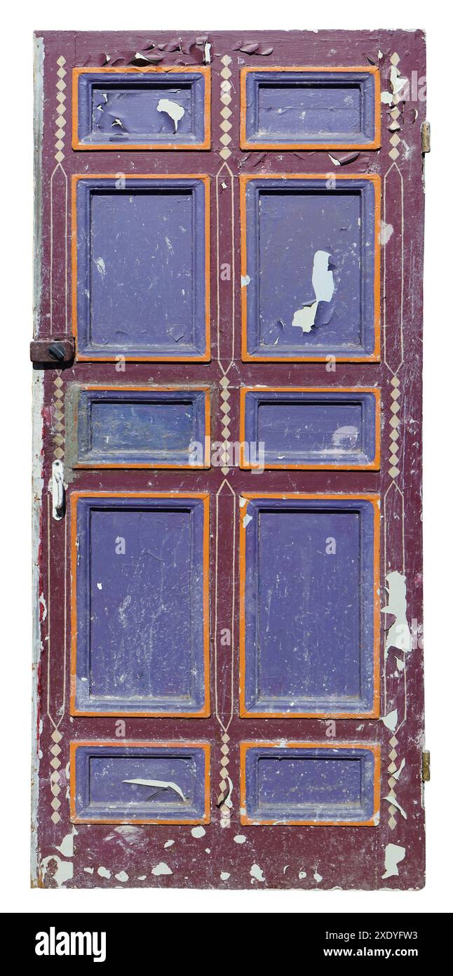 La vecchia porta di legno rotta della casa del villaggio in rovina era dipinta in viola e rosso isolato Foto Stock