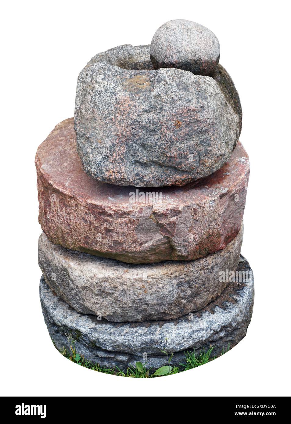 Installazione mistica sacra fatta di vecchie pietre di mulino isolate Foto Stock