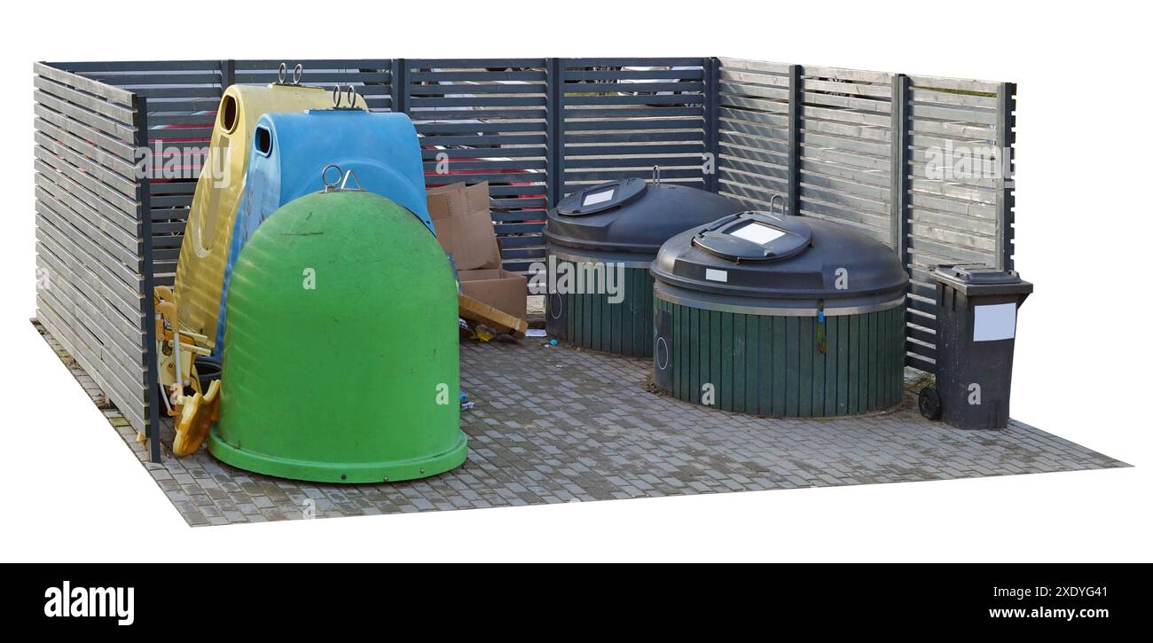 Sulla strada della città dietro una recinzione di legno installare nuovi contenitori in plastica moderni isolati Foto Stock