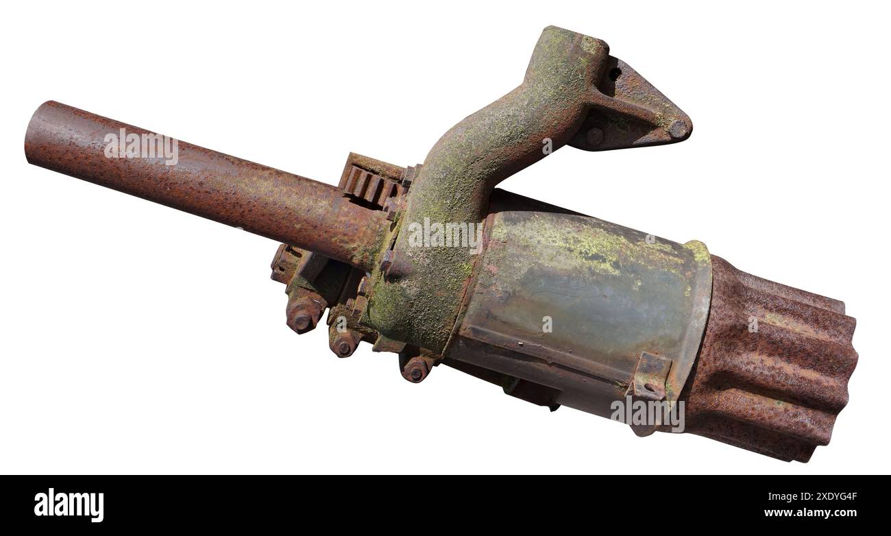 Il tubo di scarico di un vecchio trattore d'epoca arrugginito assomiglia a un laser isolato Foto Stock