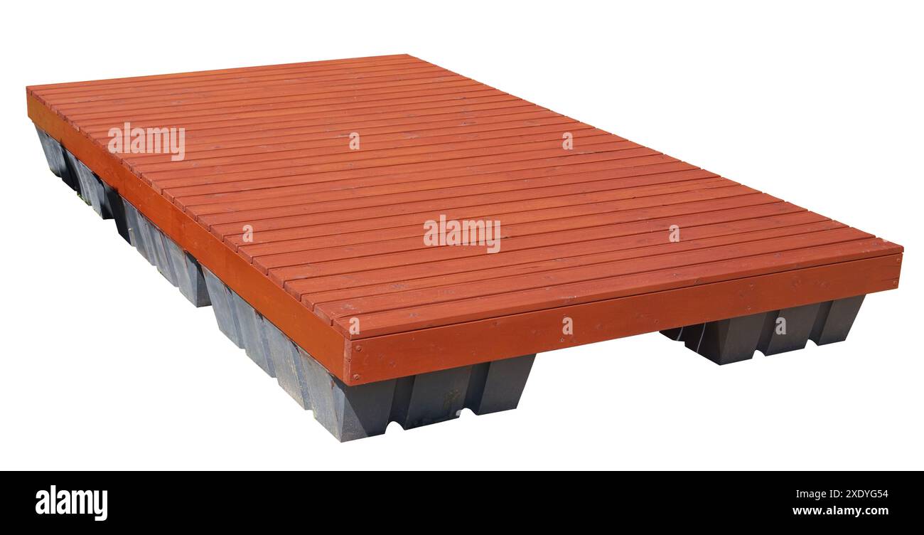 Il pontile galleggiante per lo stagno del villaggio è fatto di tavole di legno e galleggianti di plastica isolati Foto Stock